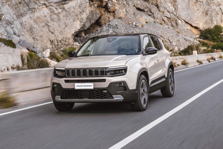 JEEP AVENGER 2024 ELECTRIQUE, HYBRIDE ET ESSENCE LA NOUVELLE GAMME ET